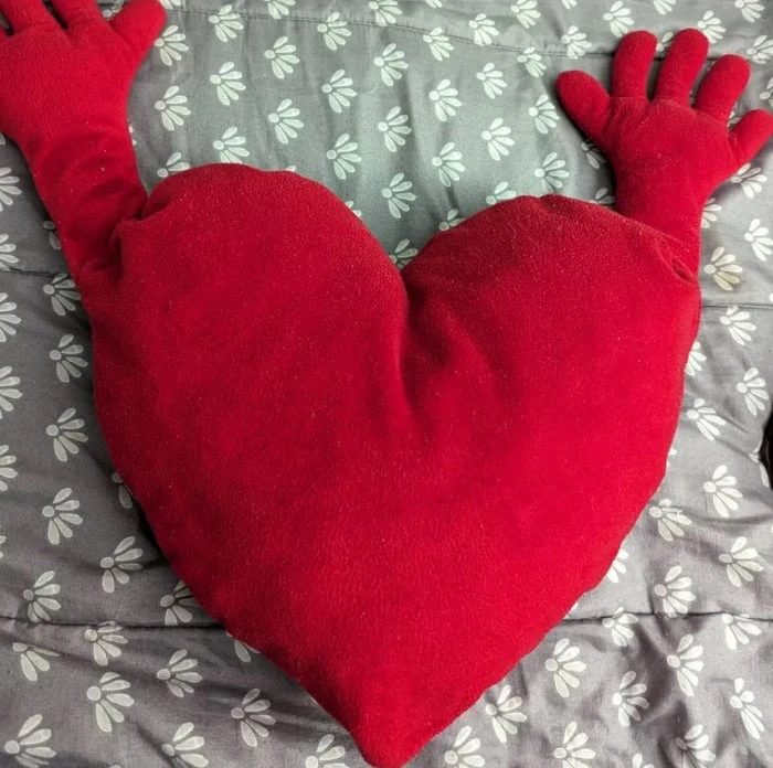 Inimă roșie și simboluri romantice – cadouri de Sfântul Valentin